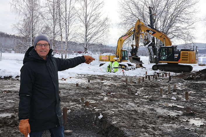 Här har bygget av brf Muraren nyligen startat och hit flyttar Mats och hans fru nästa sommar.