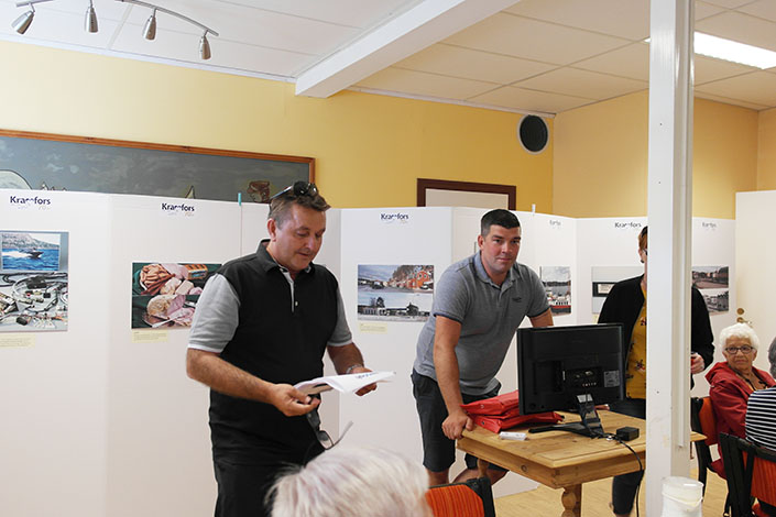 Ulf Granström från Swoosh läser upp de rätta svaren i en tävling.