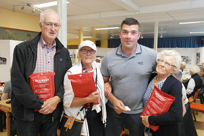 Vinnare av brandfiltar från Cupola: John-Erik Jakobsson, brf Balders, Maj-Britt Eriksson, brf Ripan och Edla Karlsson, brf Skopan. Prisutdelare Niklas Backlund från Cupola.