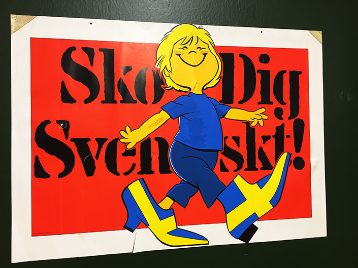 Utställning med bland annat skor som tillverkades i området.