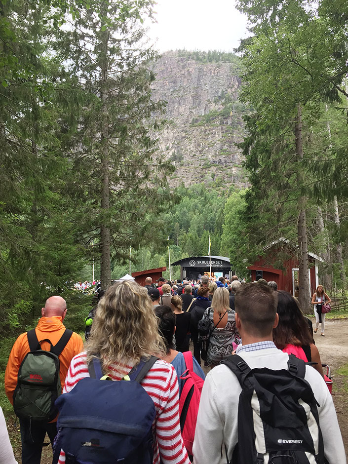 På väg mot Skulebergets nöjespark.