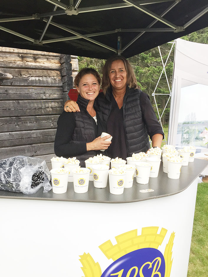 Tina Enheim, medlemsansvarig på HSB, och Marie Westlin, förvaltare på HSB, bjöd medlemmarna på popcorn.