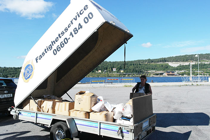 En släpvagn full av gåvor som ska delas ut till deltagarna.