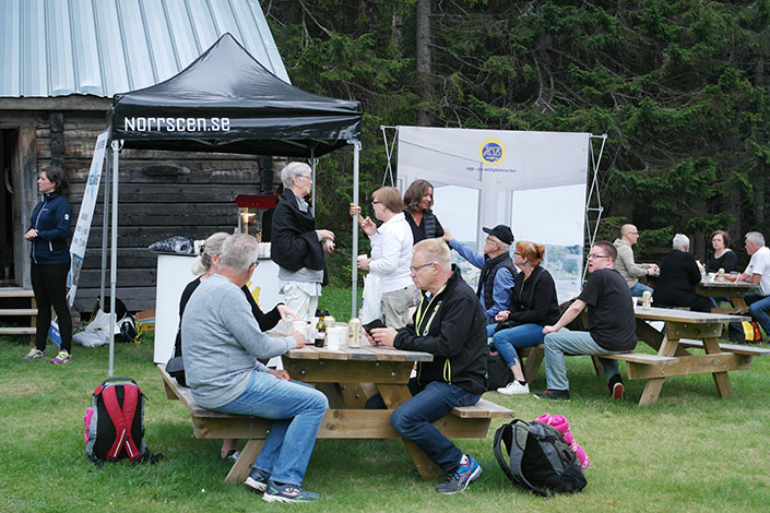 Bänkarna fylldes snabbt av HSB-medlemmar.