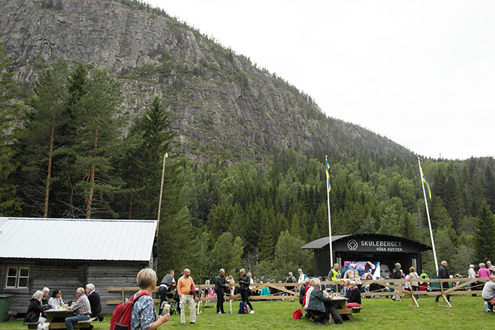 Molnen drog in över det maffiga Skuleberget.