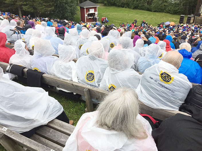 HSBs medlemmar skyddade sig undan några droppar regn under konserten med hjälp av regnkappor från HSB.