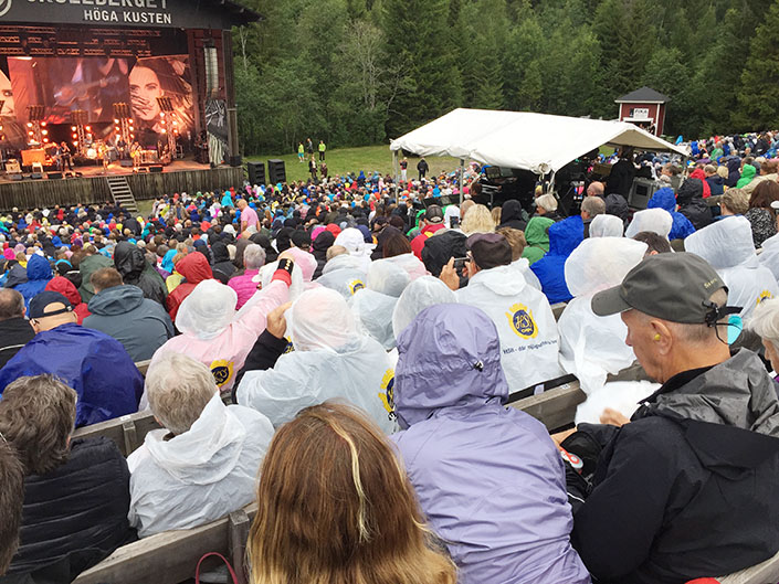Vita fläckar i publiken där HSBs medlemmar ikädde sig vita regnkappor under konserten.