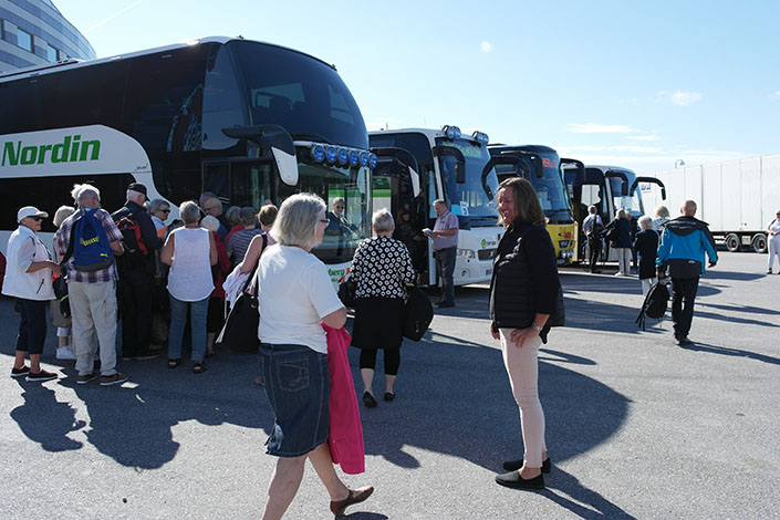 Det gäller att hitta till rätt buss för de 200 deltagarna.