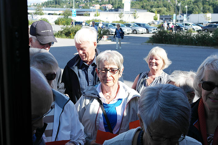 Medlemmar som stiger ombord på en av bussarna.