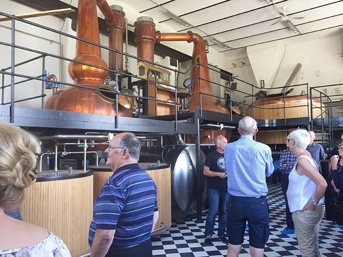 Visning inne på Box Whiskey.