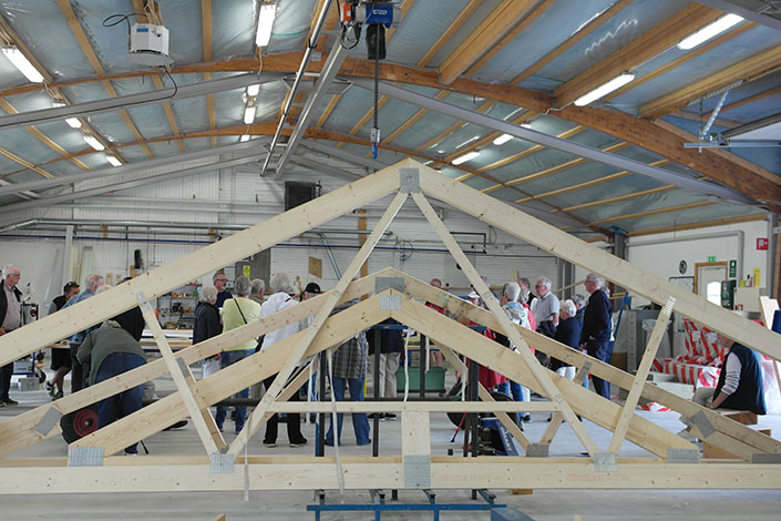 Här jobbar 60 personer som i snitt tillverkar ett hus om dagen.