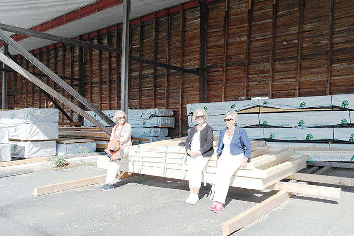 Några medlemmar passar på att njuta av solen och utsikten.