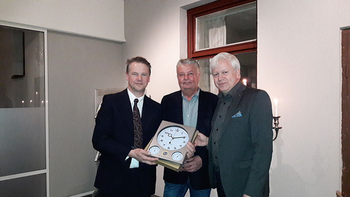 Förvaltningschefen på HSB, Conny Ekholm, överlämnar HSB-klockan till ordförande Fredrik Mårtensson och sekreterare Kaj Krook.