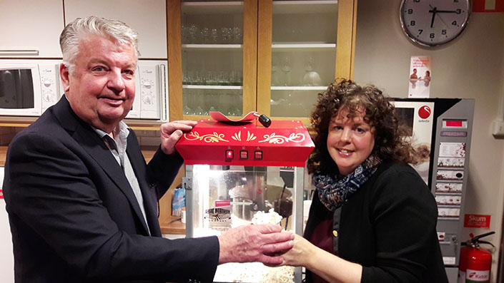 Förvaltaren Camilla Olofsson bjöd deltagarna på popcorn under minglet.